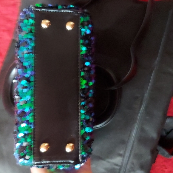 BNWOT Sequin Fashion Clutch looks blue and green when the sequins are in the sun - Picture 14 of 14